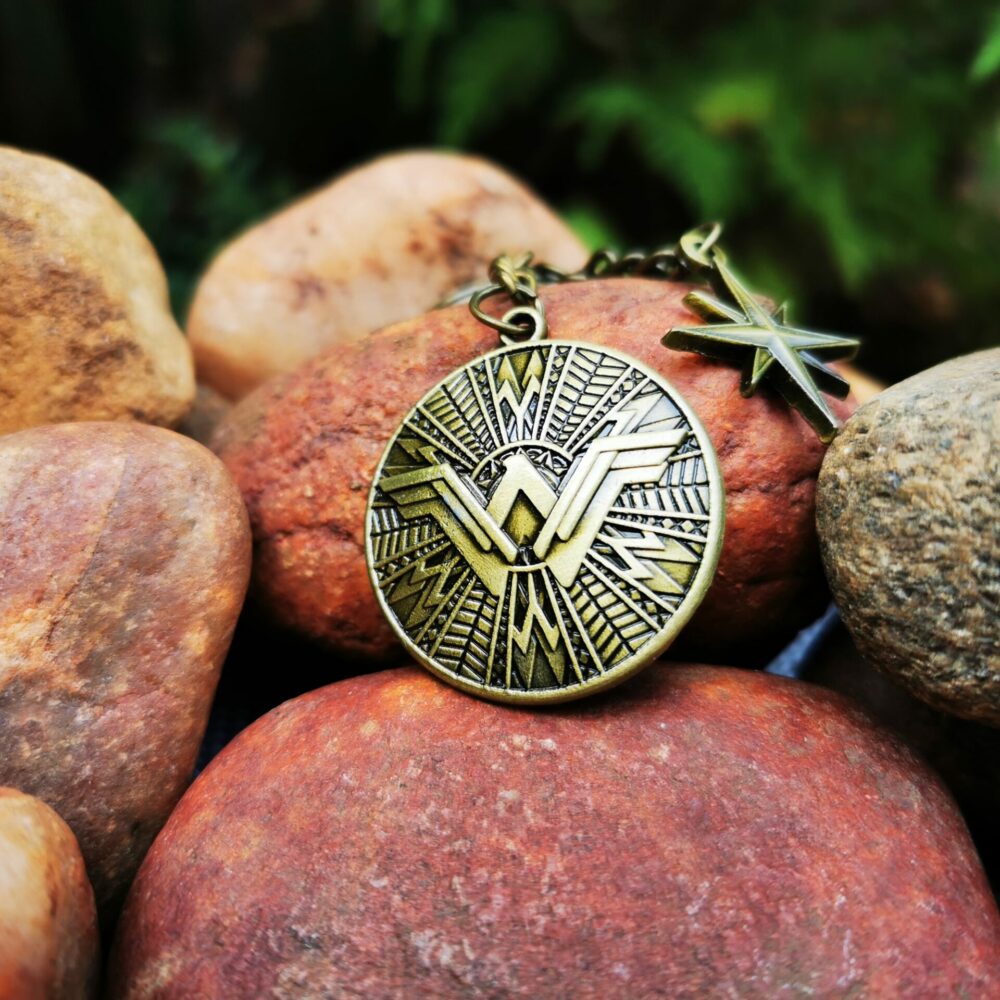Keychain Wonder woman shield Front
